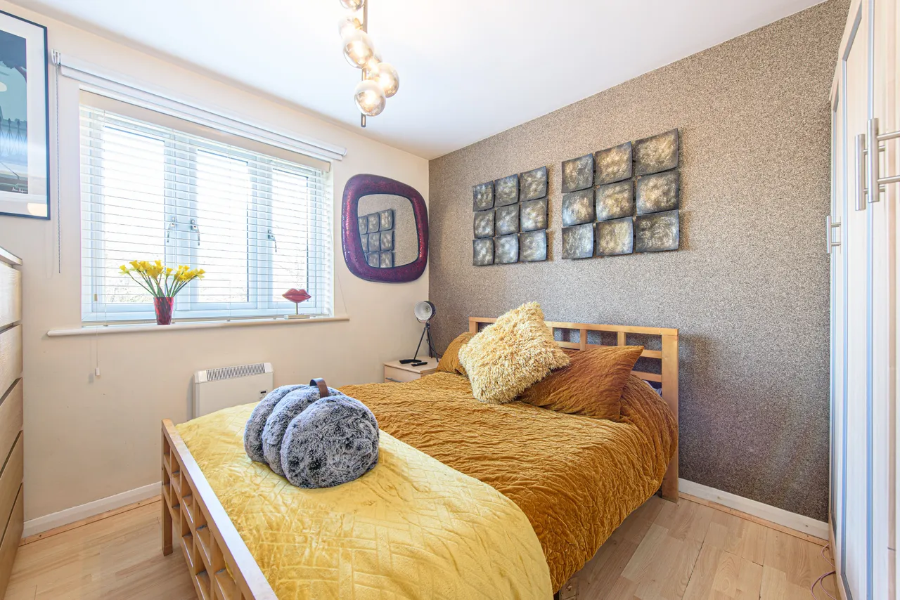 5 Brocade Court, 138 Colindeep Lane, London, photo 5