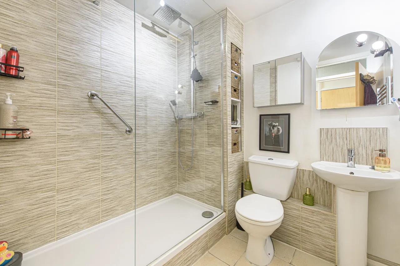 5 Brocade Court, 138 Colindeep Lane, London, photo 8