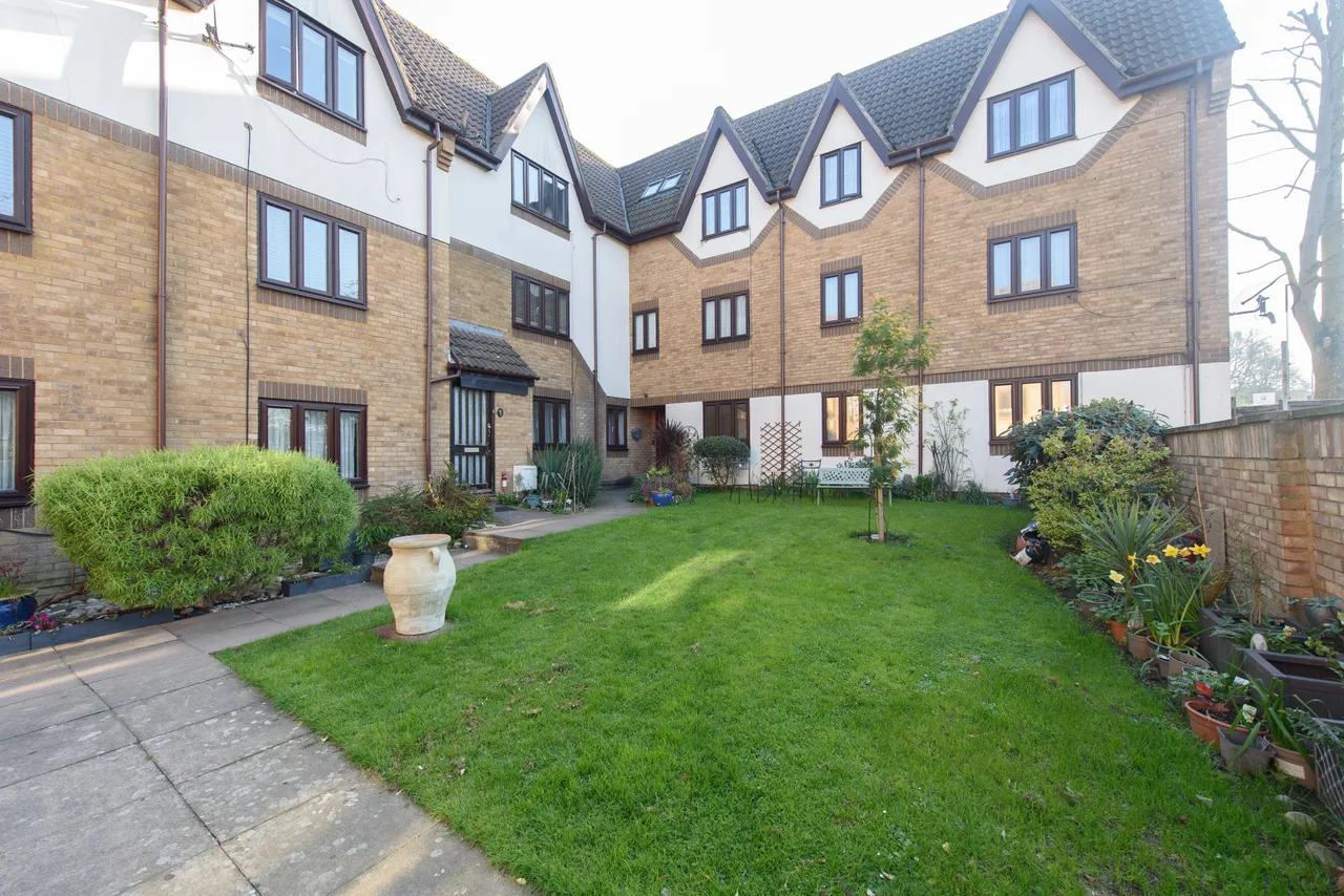 5 Brocade Court, 138 Colindeep Lane, London, photo 6