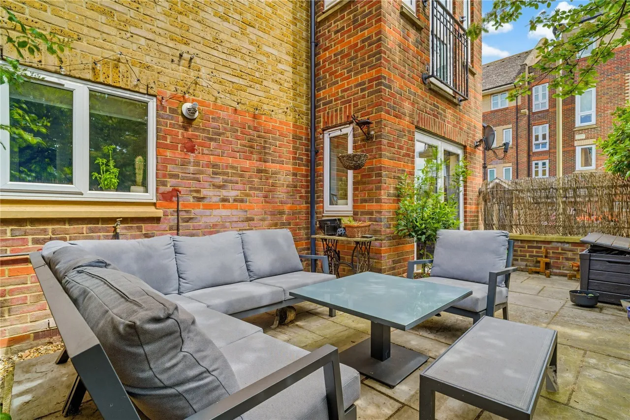 Old Hospital Close, London, SW12, photo 2