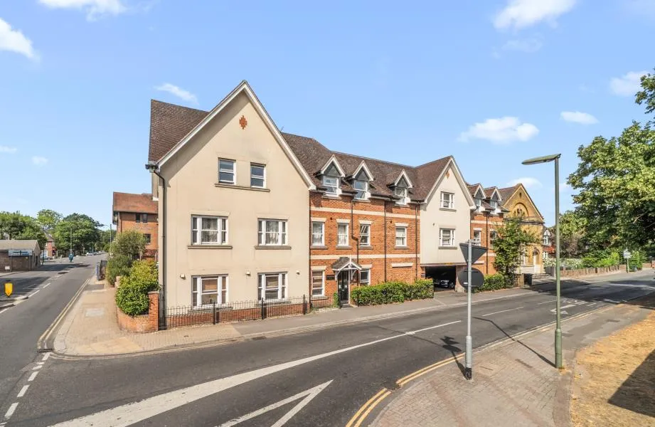 2 bed flat to rent, Crouch Oak Lane, Addlestone, KT15