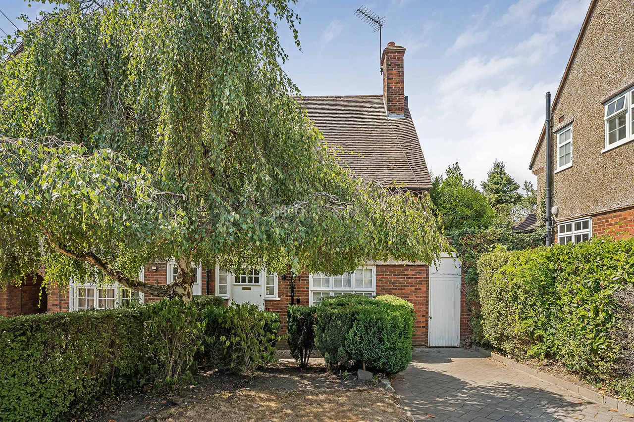 2 bed house for sale, Midholm Hampstead Garden Suburb, NW11