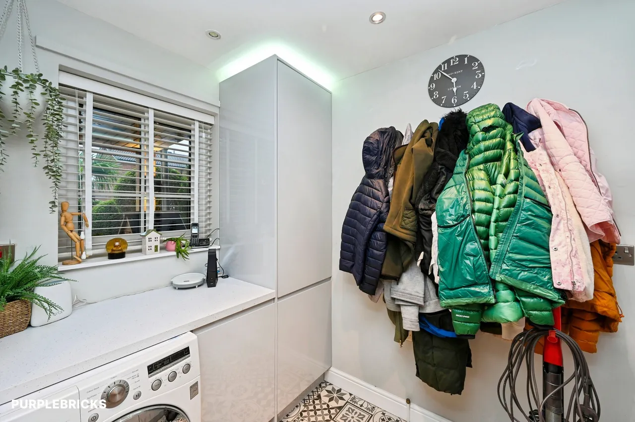 Dovedale Avenue, Sutton-In-Ashfield, NG17, photo 9