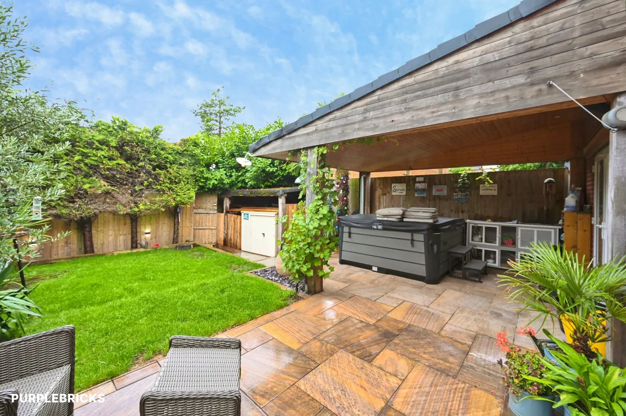 Dovedale Avenue, Sutton-In-Ashfield, NG17, photo 2