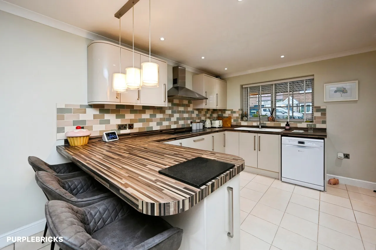 Dovedale Avenue, Sutton-In-Ashfield, NG17, photo 7