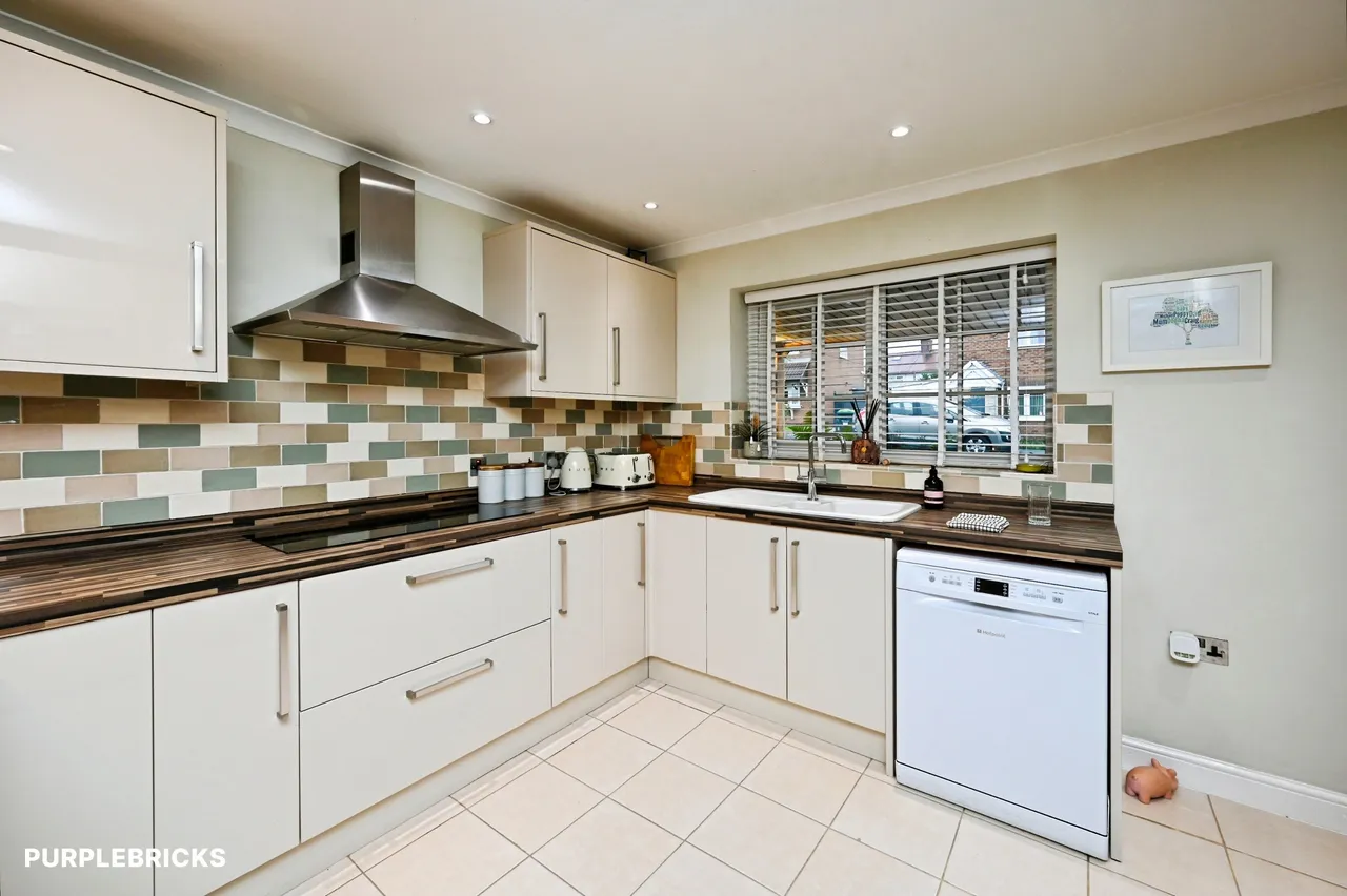 Dovedale Avenue, Sutton-In-Ashfield, NG17, photo 8