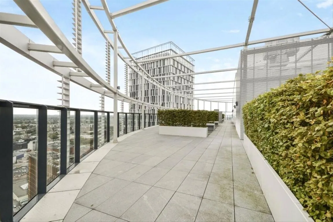 2 bed flat for sale — Unex Tower, London