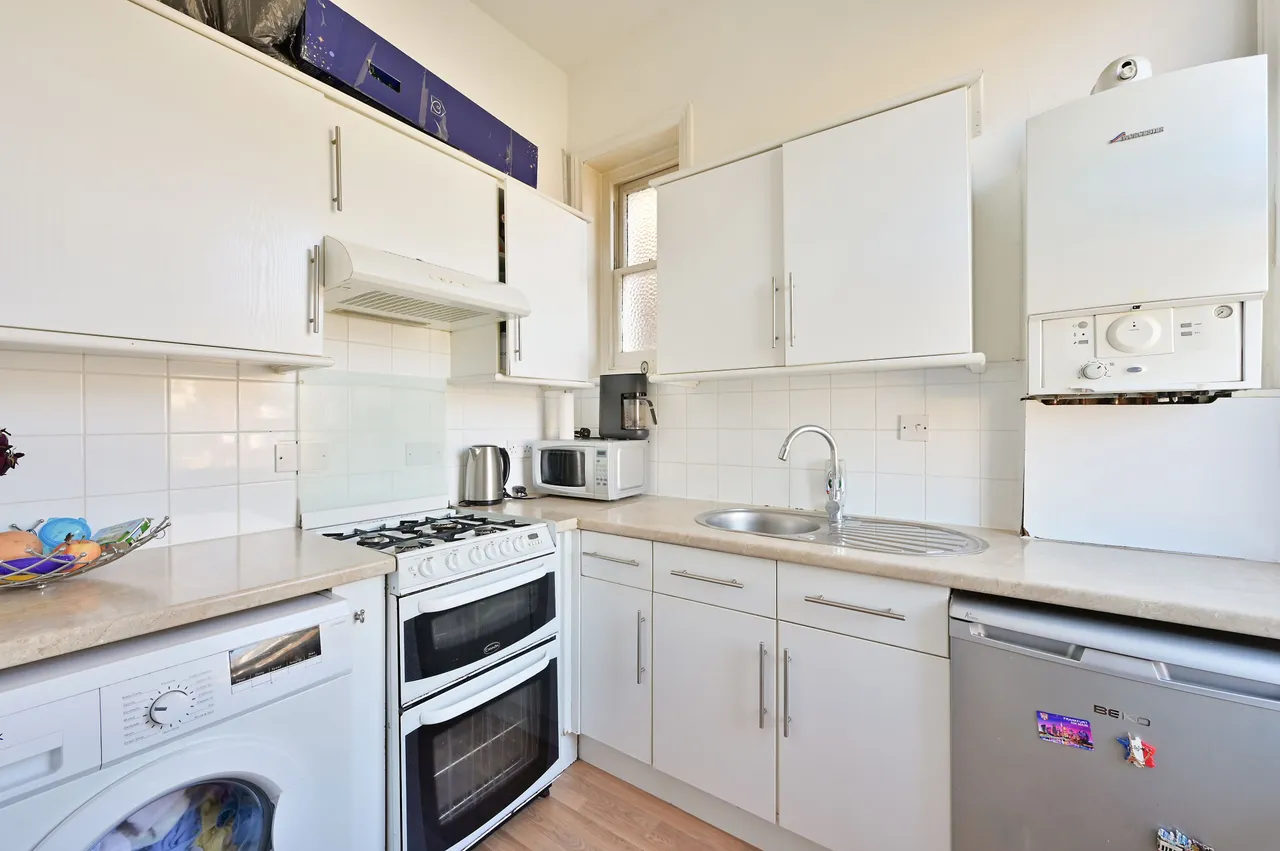 London, SW20, photo 3