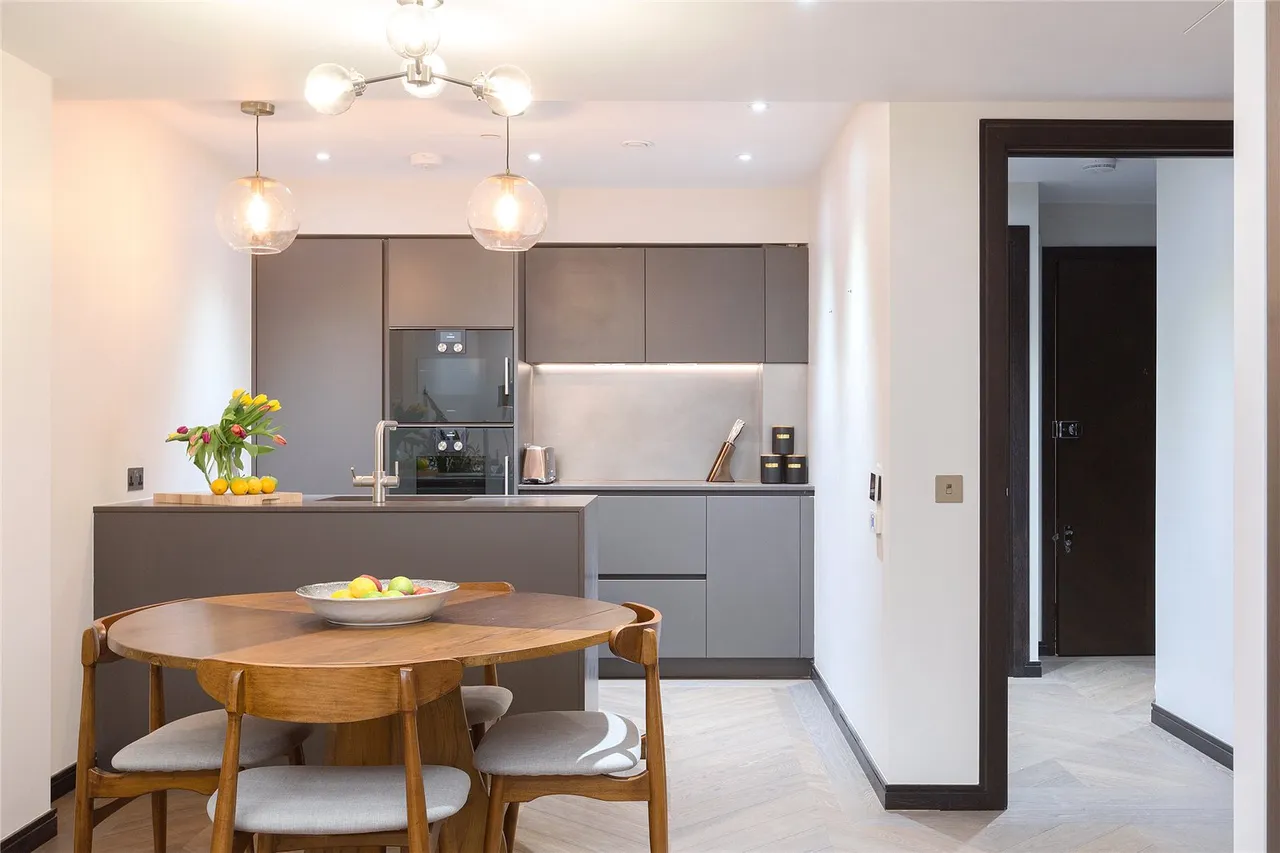 Golden Square, Soho, W1F, photo 2