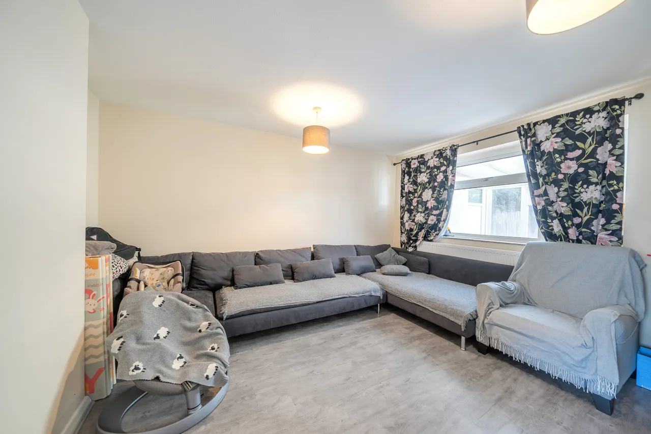 Trenchard Close, Stanmore, HA7, photo 3