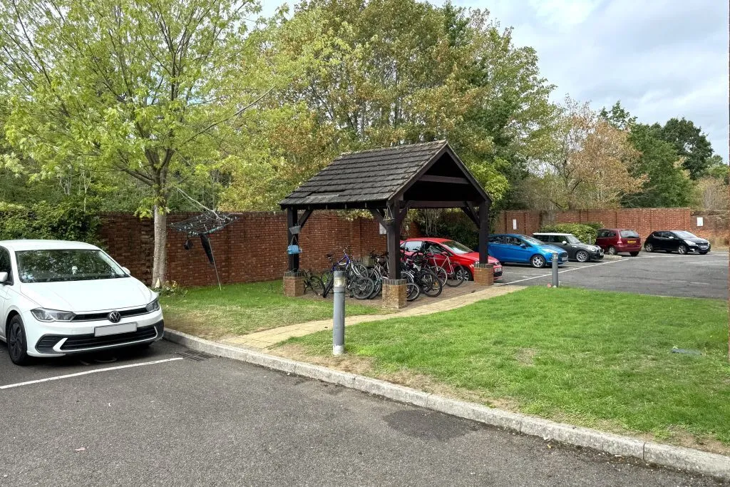 Tower Close, East Grinstead, photo 16