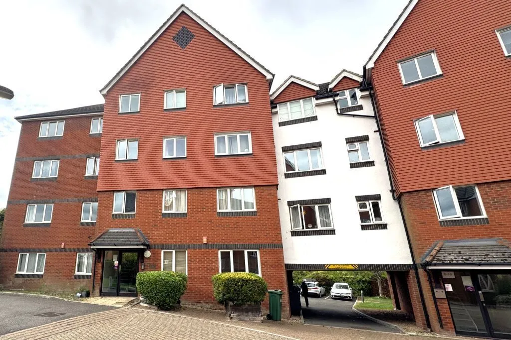 2 bed property for sale, Tower Close, East Grinstead
