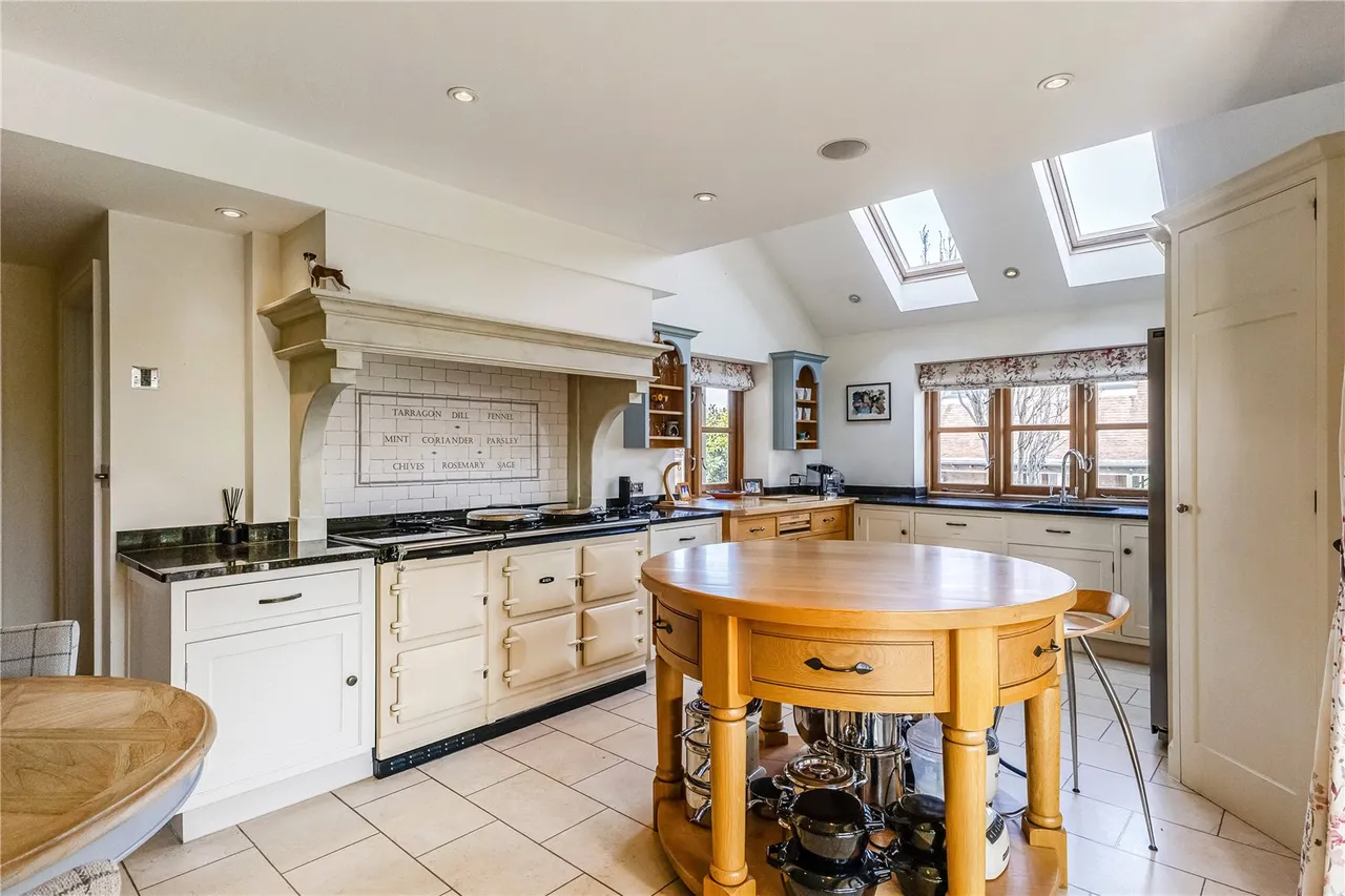 An exquisite 4-bedroom country home, complemented by a self-contained 2-bedroom annexe, photo 11