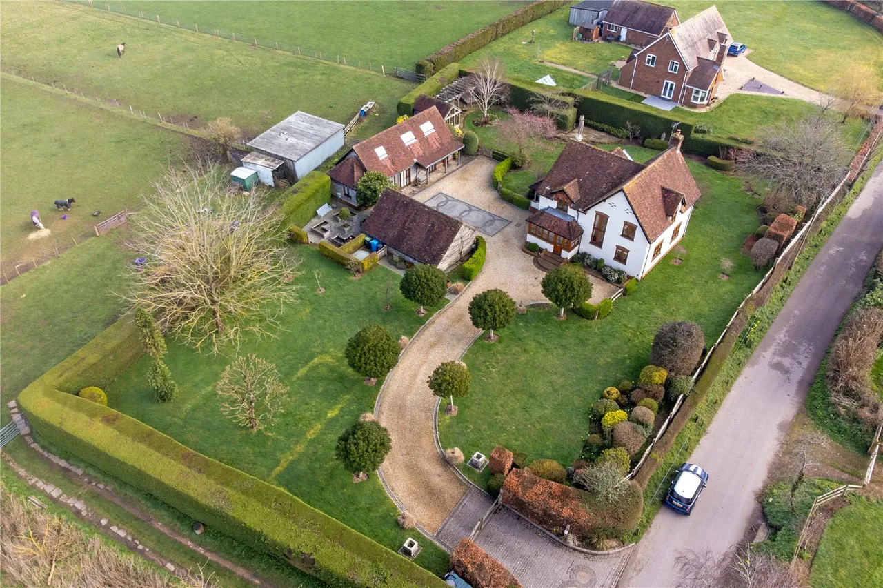 An exquisite 4-bedroom country home, complemented by a self-contained 2-bedroom annexe, photo 3