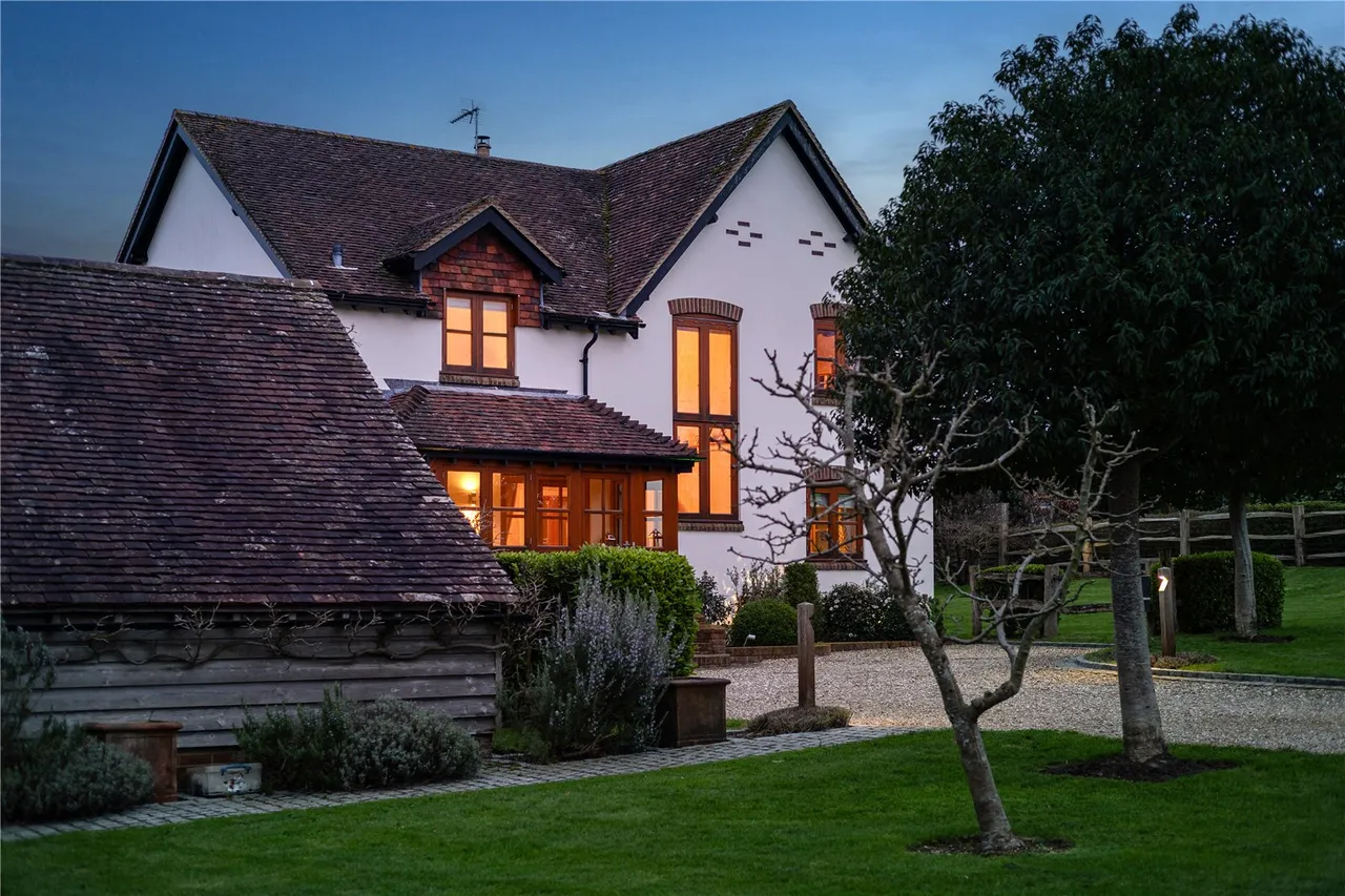 An exquisite 4-bedroom country home, complemented by a self-contained 2-bedroom annexe, photo 4