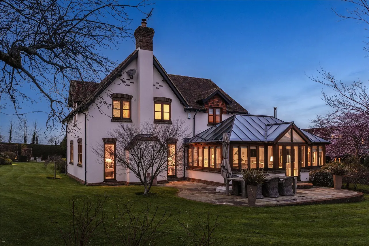 An exquisite 4-bedroom country home, complemented by a self-contained 2-bedroom annexe, photo 2