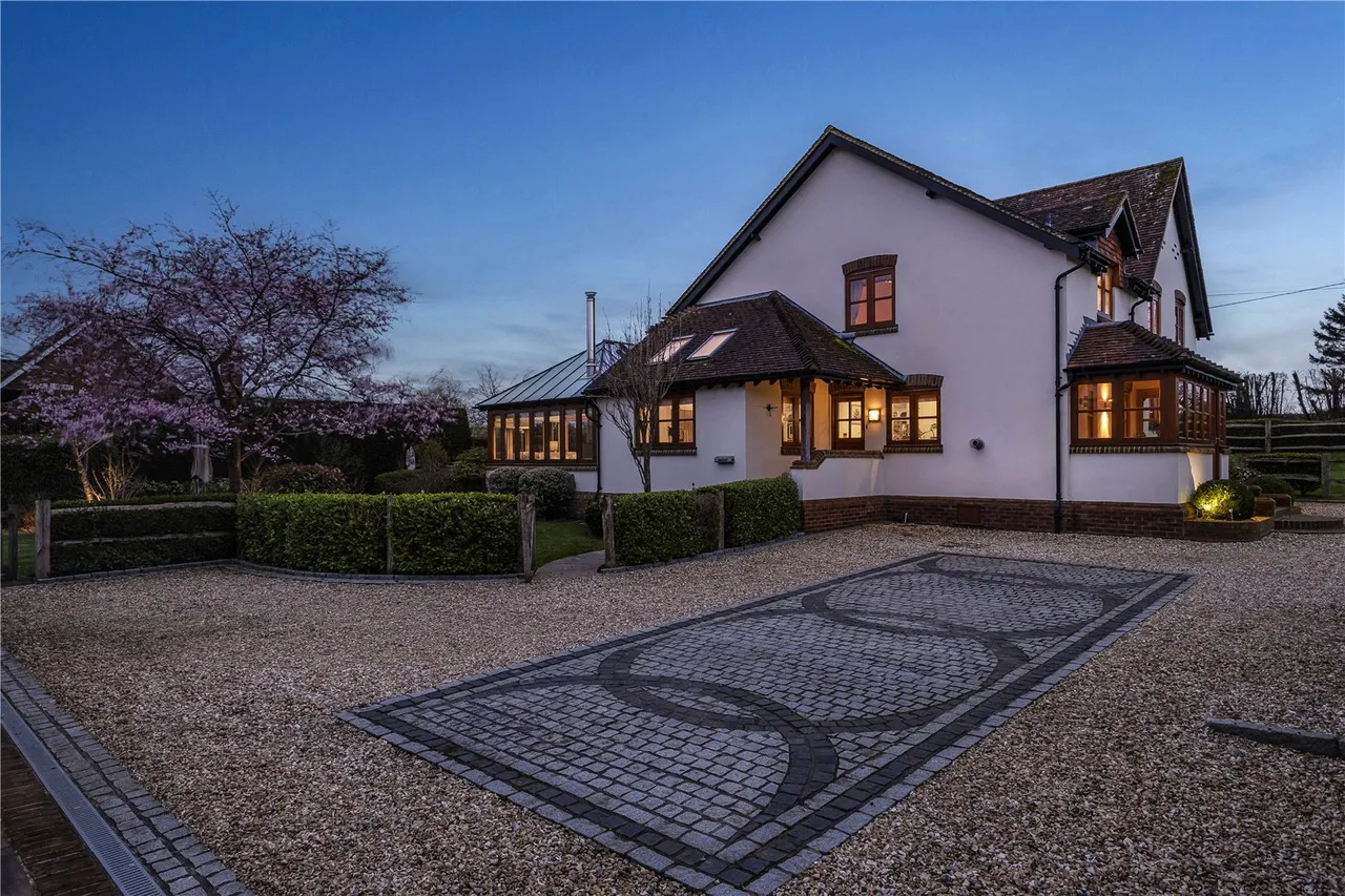 An exquisite 4-bedroom country home, complemented by a self-contained 2-bedroom annexe, photo 7
