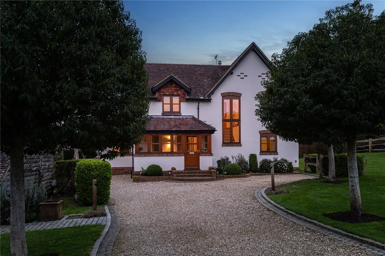 An exquisite 4-bedroom country home, complemented by a self-contained 2-bedroom annexe, photo 8
