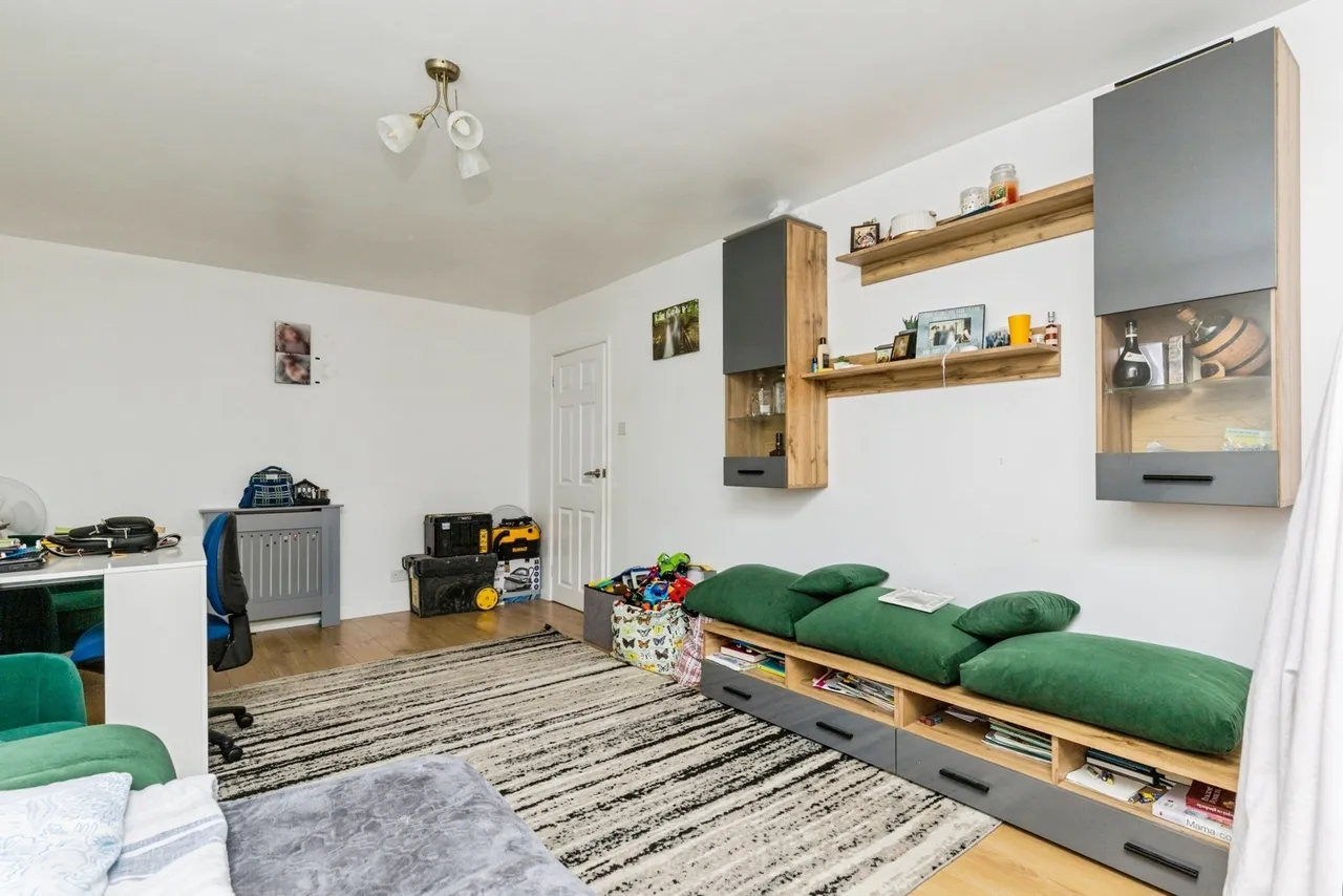2 bed flat for sale, Oak Road, Crawley, RH11
