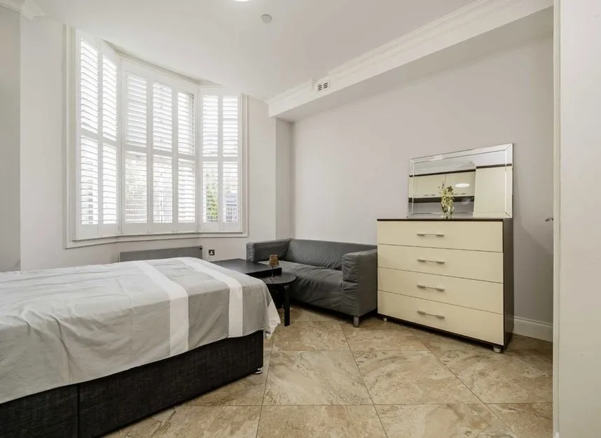 High Street, Acton, W3, photo 3