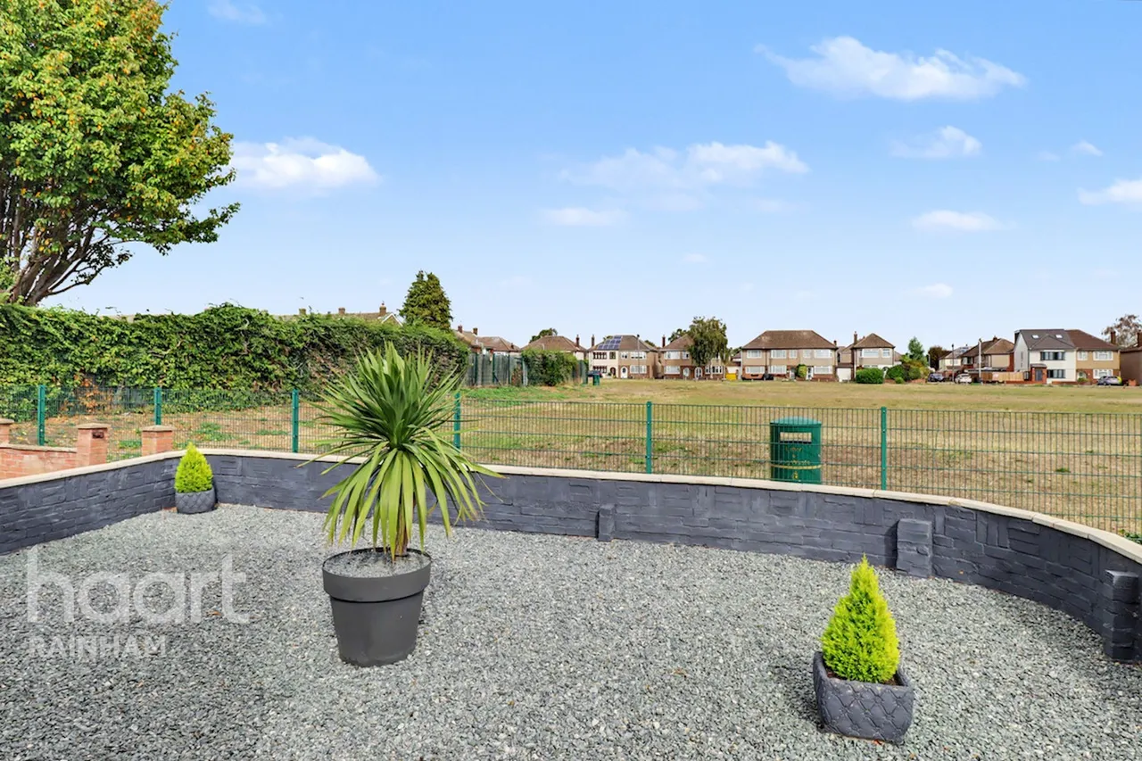 Crammerville Walk, Rainham, RM13, photo 3