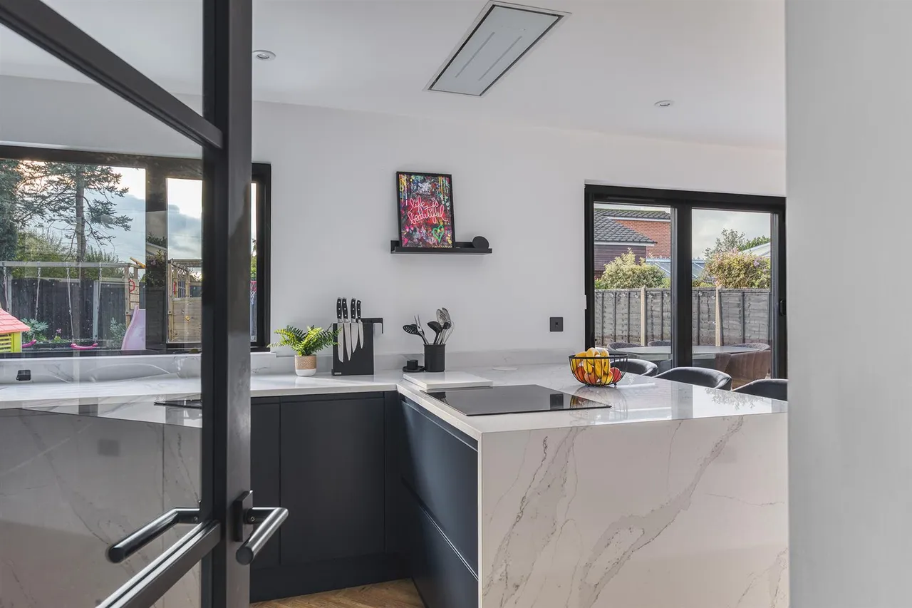 Chatsworth Drive, Tutbury, photo 11