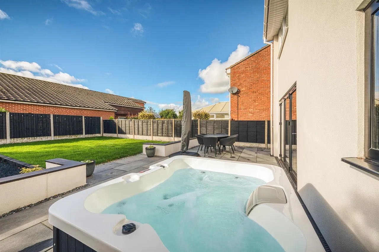 Chatsworth Drive, Tutbury, photo 37