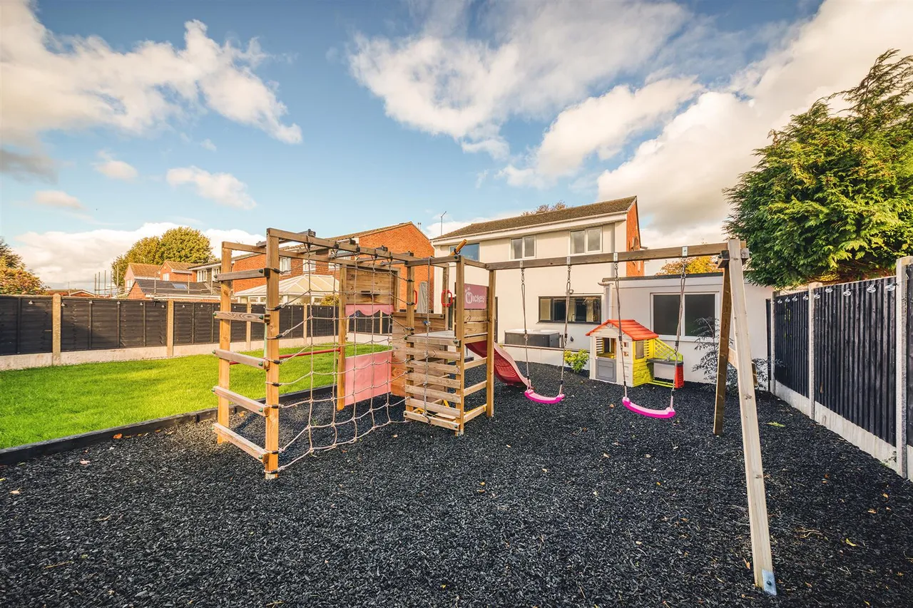 Chatsworth Drive, Tutbury, photo 40