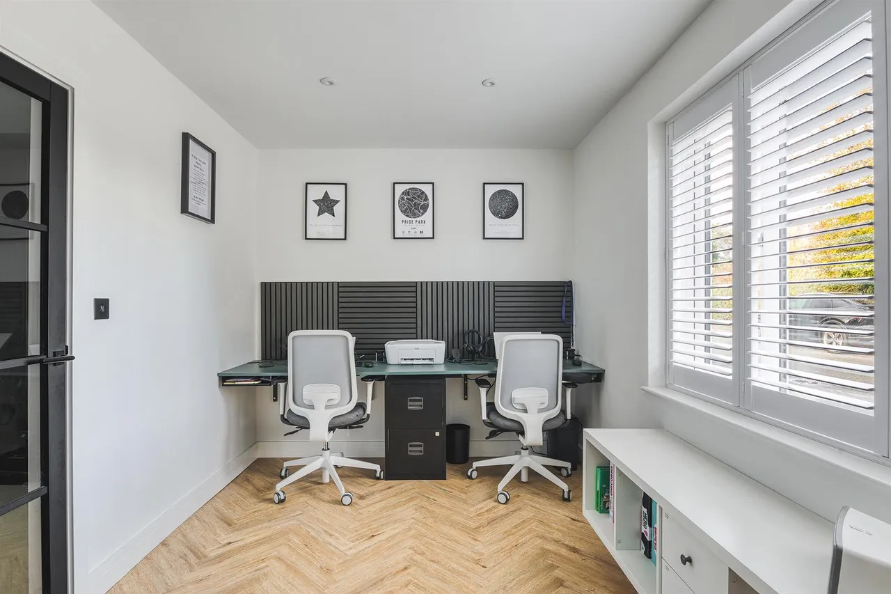Chatsworth Drive, Tutbury, photo 19