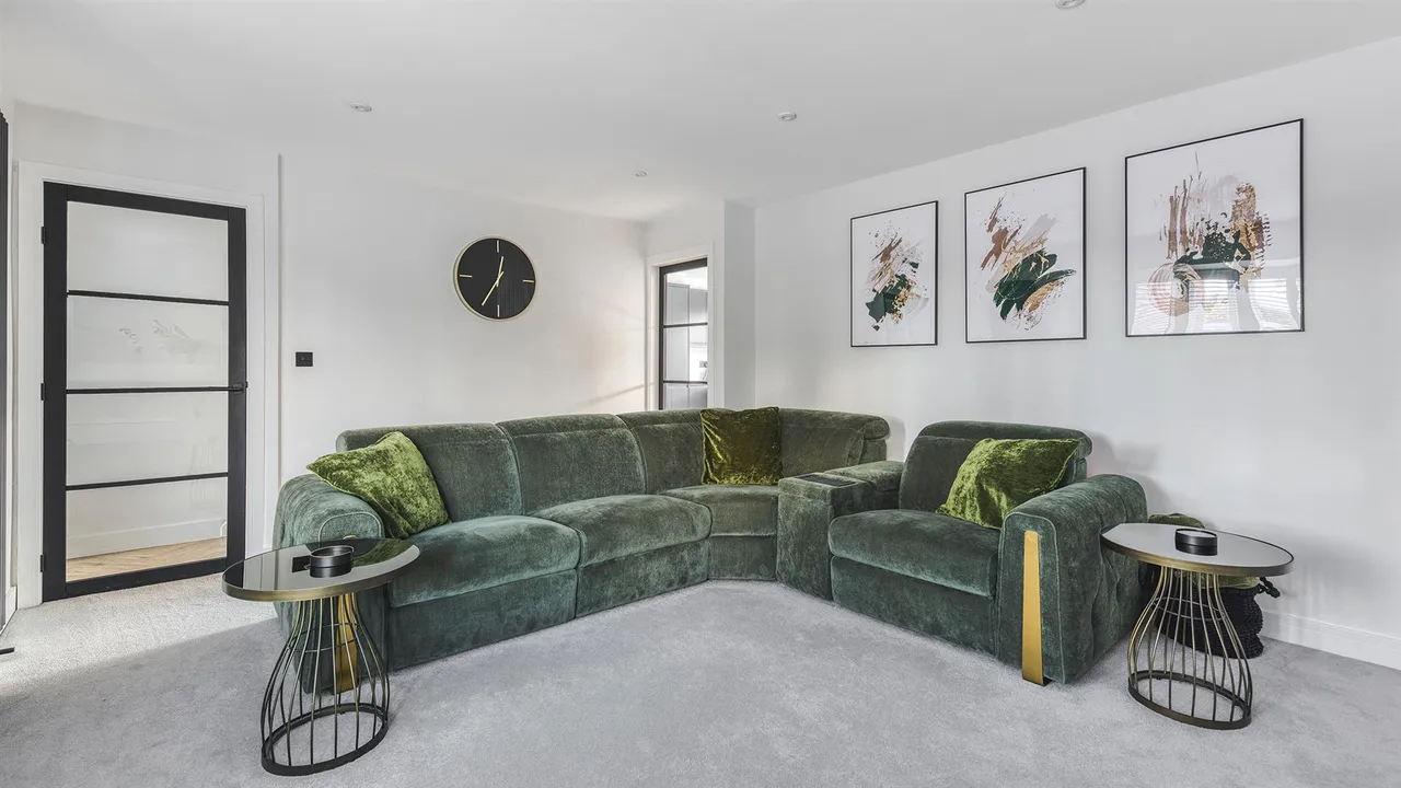 Chatsworth Drive, Tutbury, photo 9