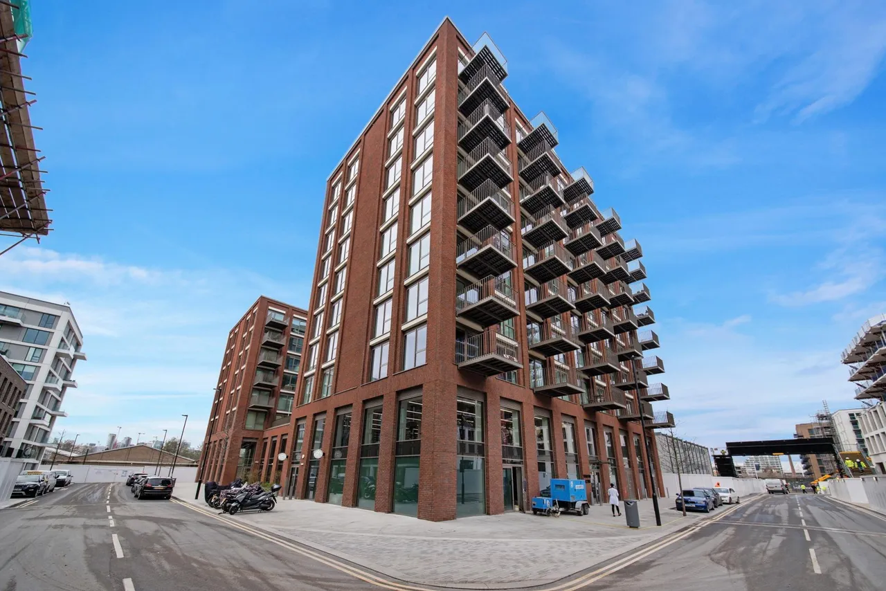 Royal Crest Avenue, London, E16, photo 10