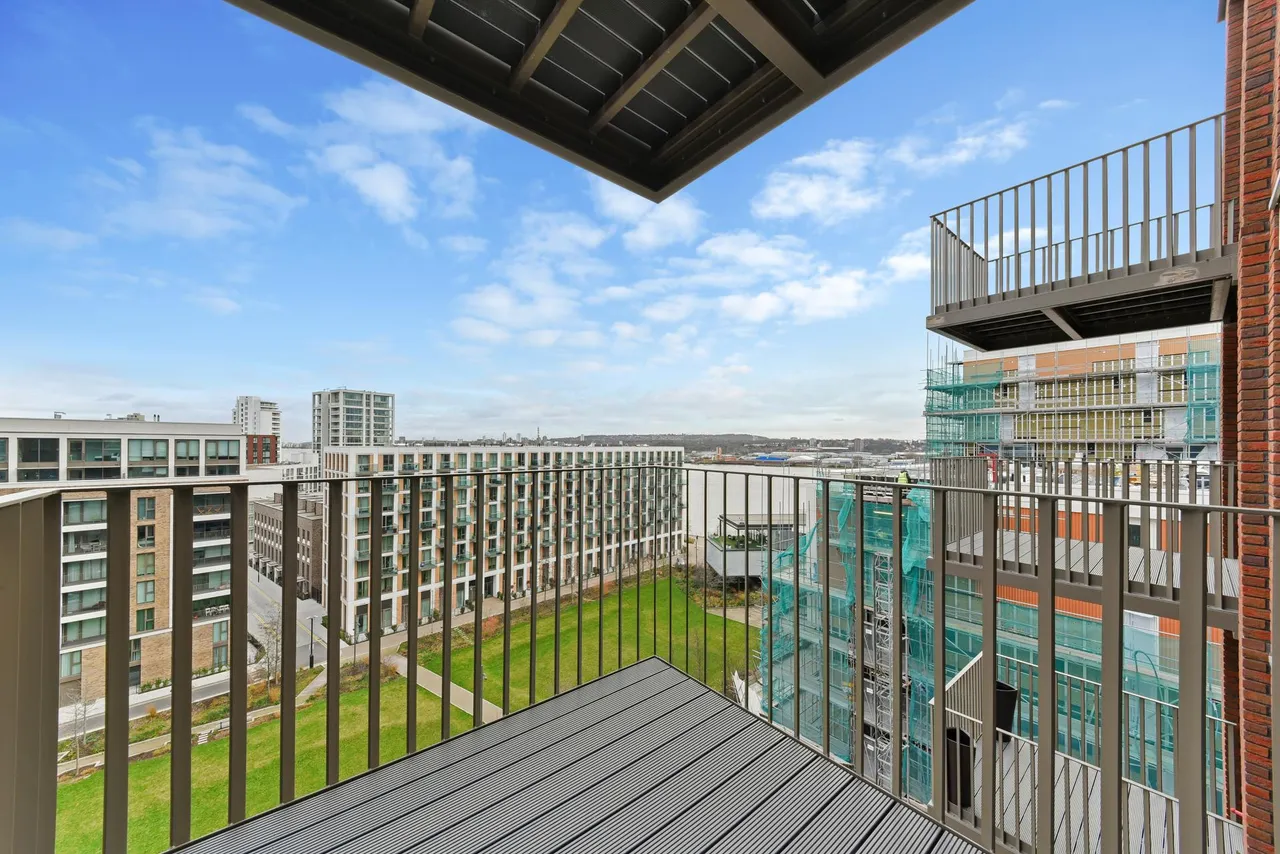 Royal Crest Avenue, London, E16, photo 2