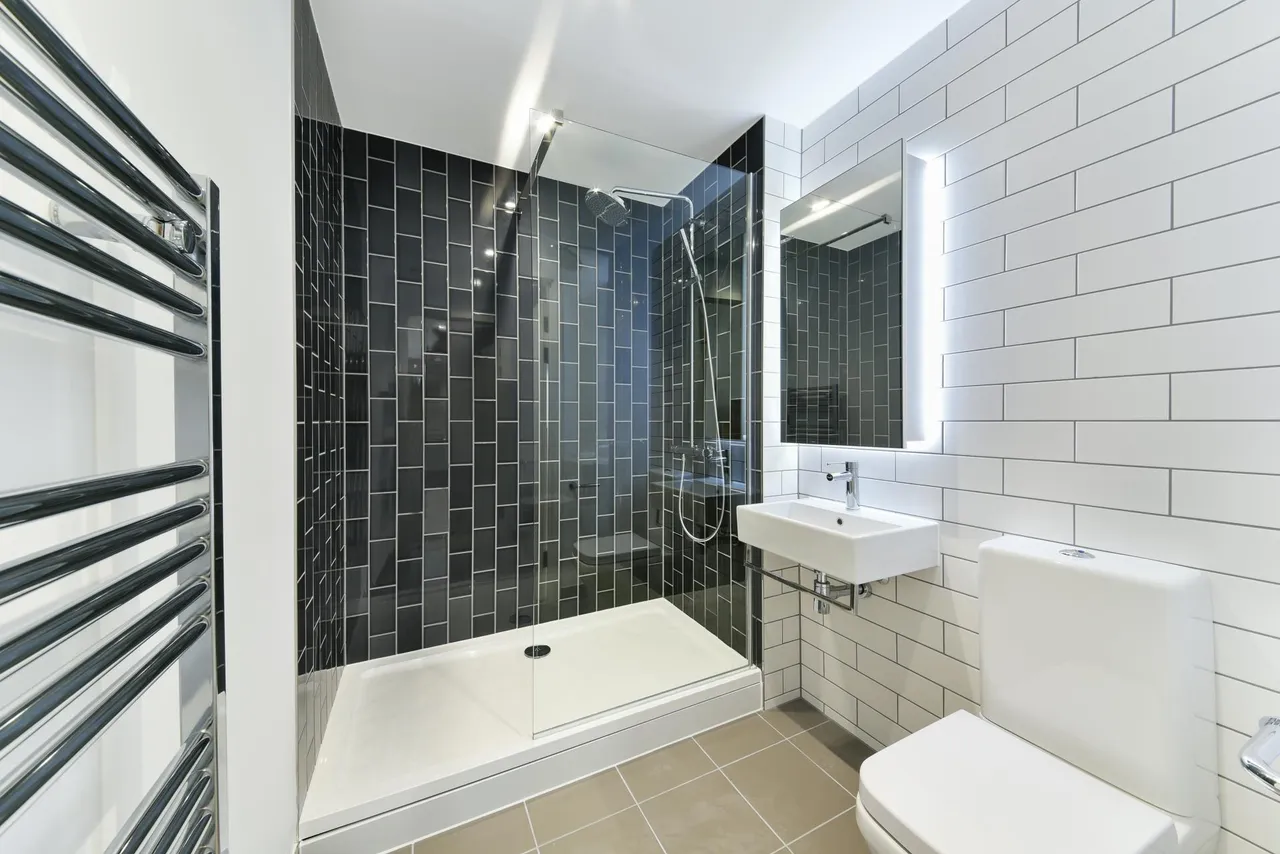Royal Crest Avenue, London, E16, photo 9