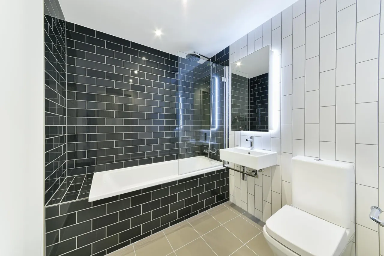 Royal Crest Avenue, London, E16, photo 8