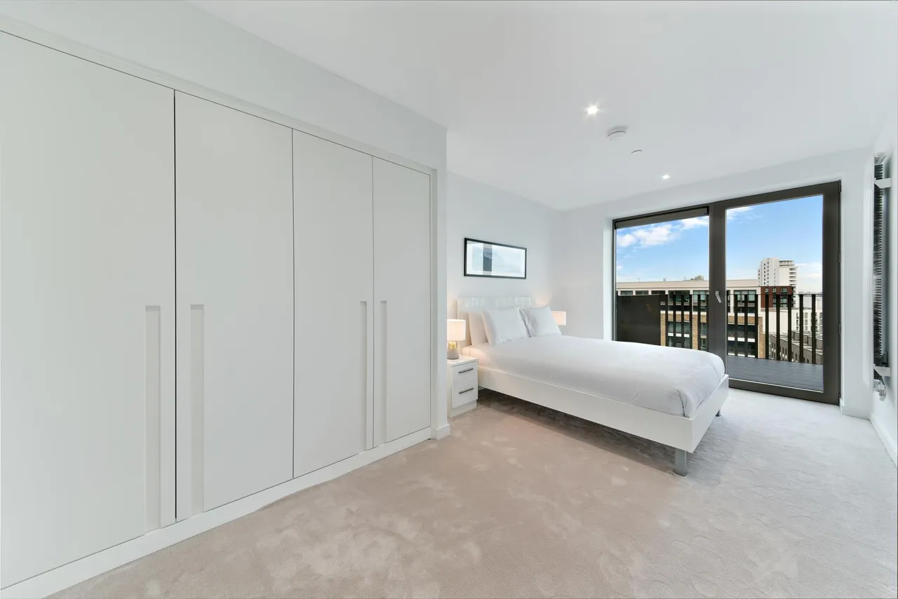 Royal Crest Avenue, London, E16, photo 6