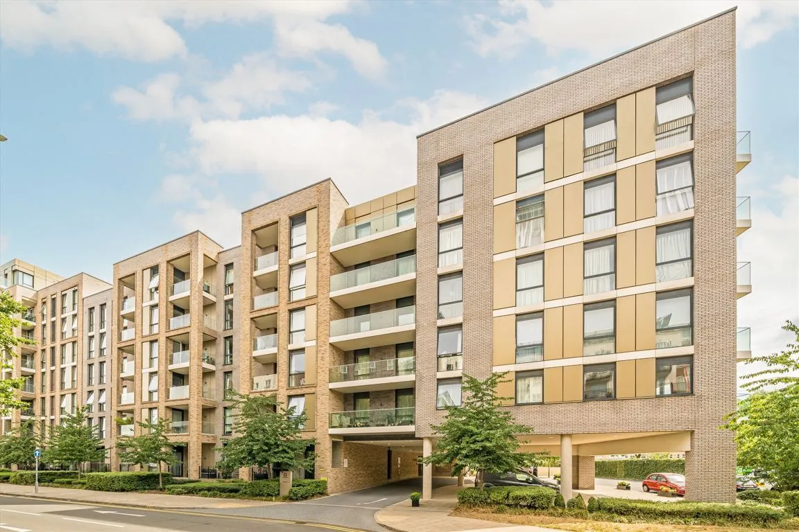 3 bed property to rent, Queenshurst Square, KT2