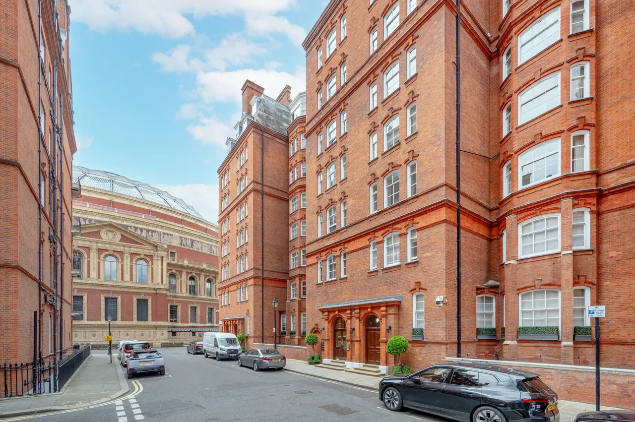 3 bed flat to rent — 12a Albert Hall Mansions, Kensington Gore, London