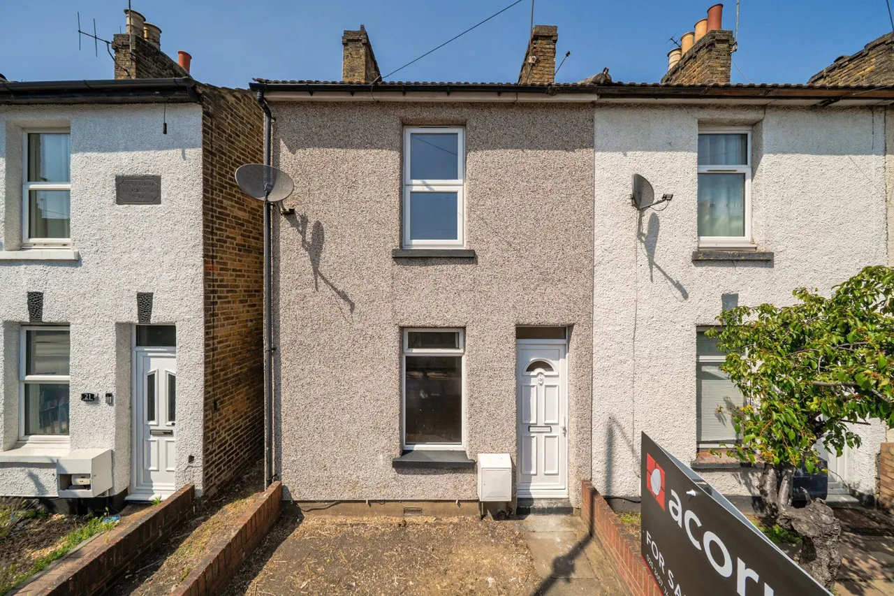 3 bed house for sale — Manor Road, DA8