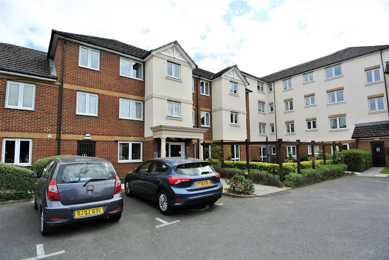 1 bed flat for sale — Parkland Grove, Ashford, Surrey, TW15 2GA