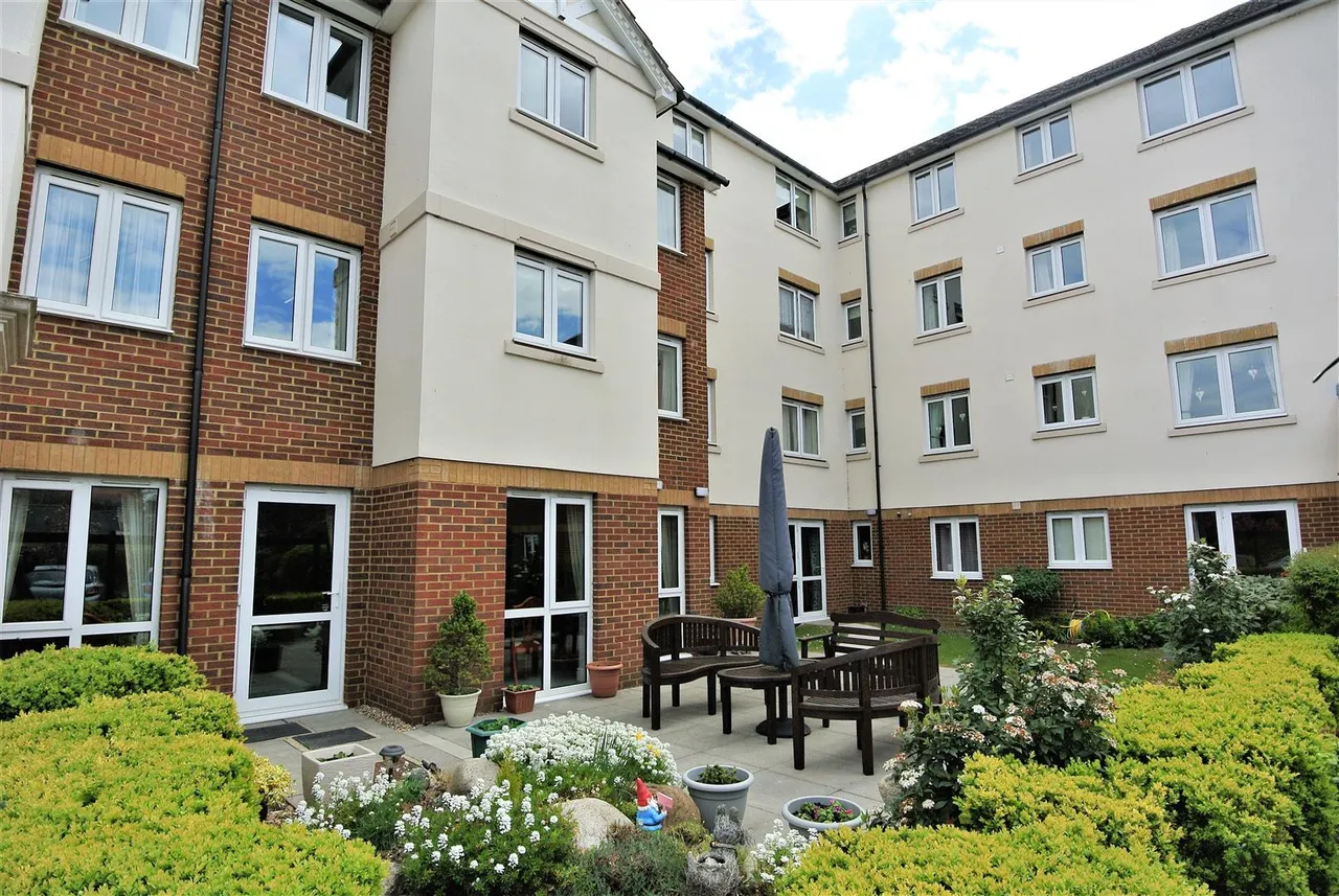 Parkland Grove, Ashford, Surrey, TW15 2GA, photo 9