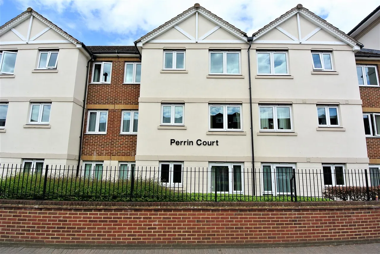 Parkland Grove, Ashford, Surrey, TW15 2GA, photo 2