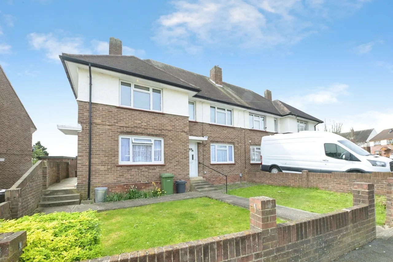 2 bed flat for sale — Chelmsford Avenue, Romford, RM5