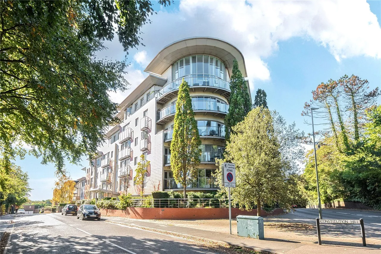 2 bed flat for sale, Constitution Hill, Woking, GU22