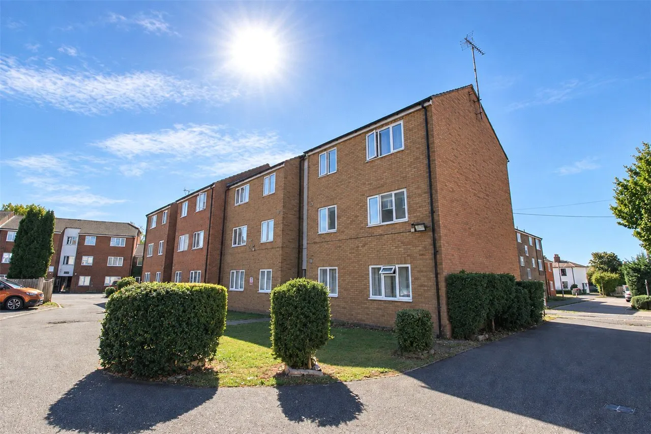 2 bed flat to rent, Benyon Path, South Ockendon, RM15