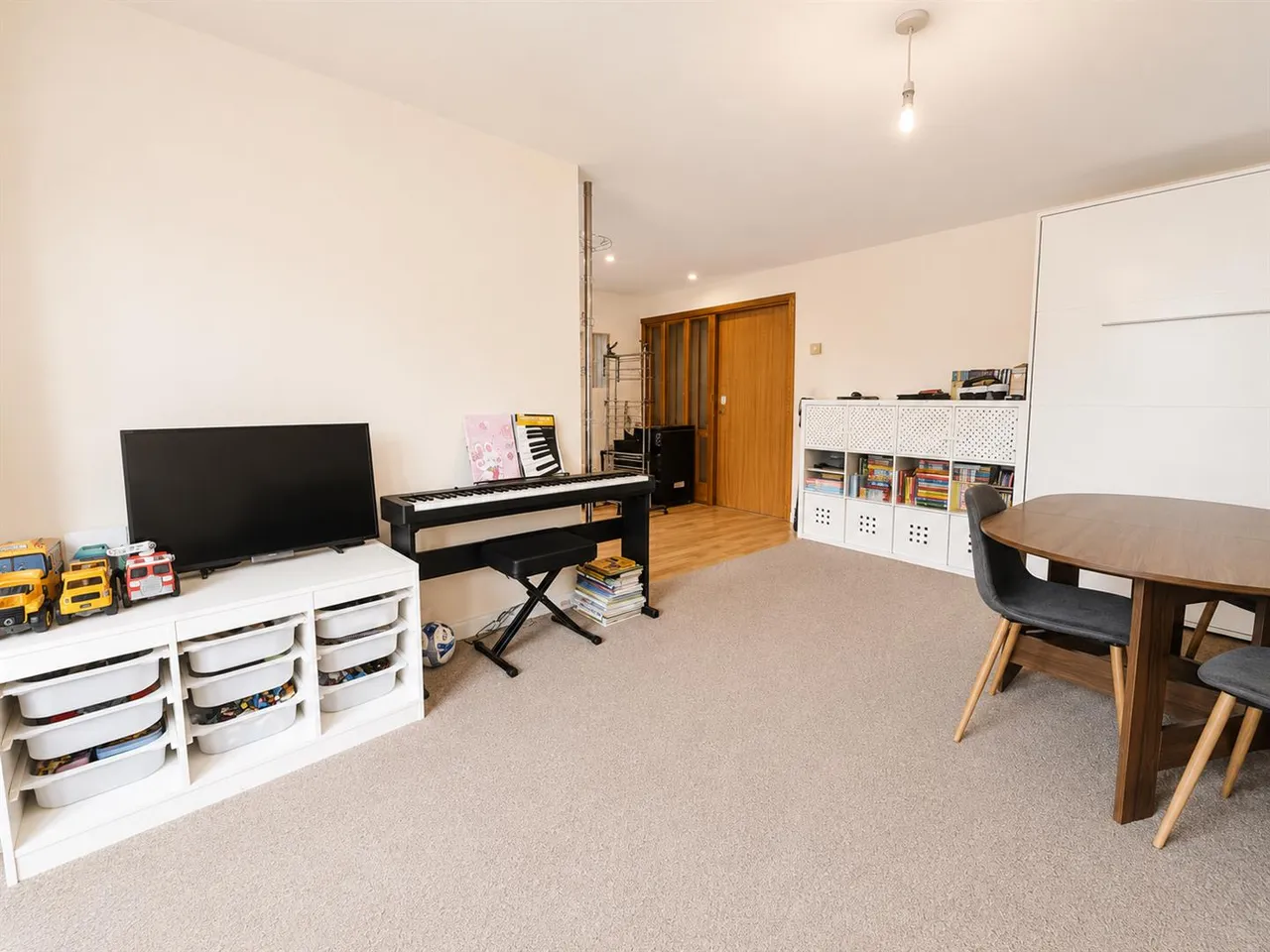 Russell Place, Sale, M33, photo 2