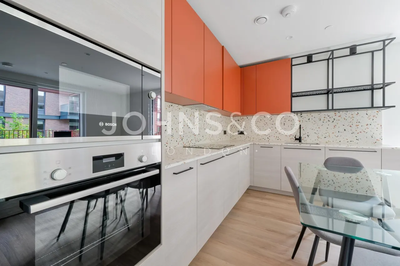 2 bed flat to rent, Iris House, Heron Wharf, E14