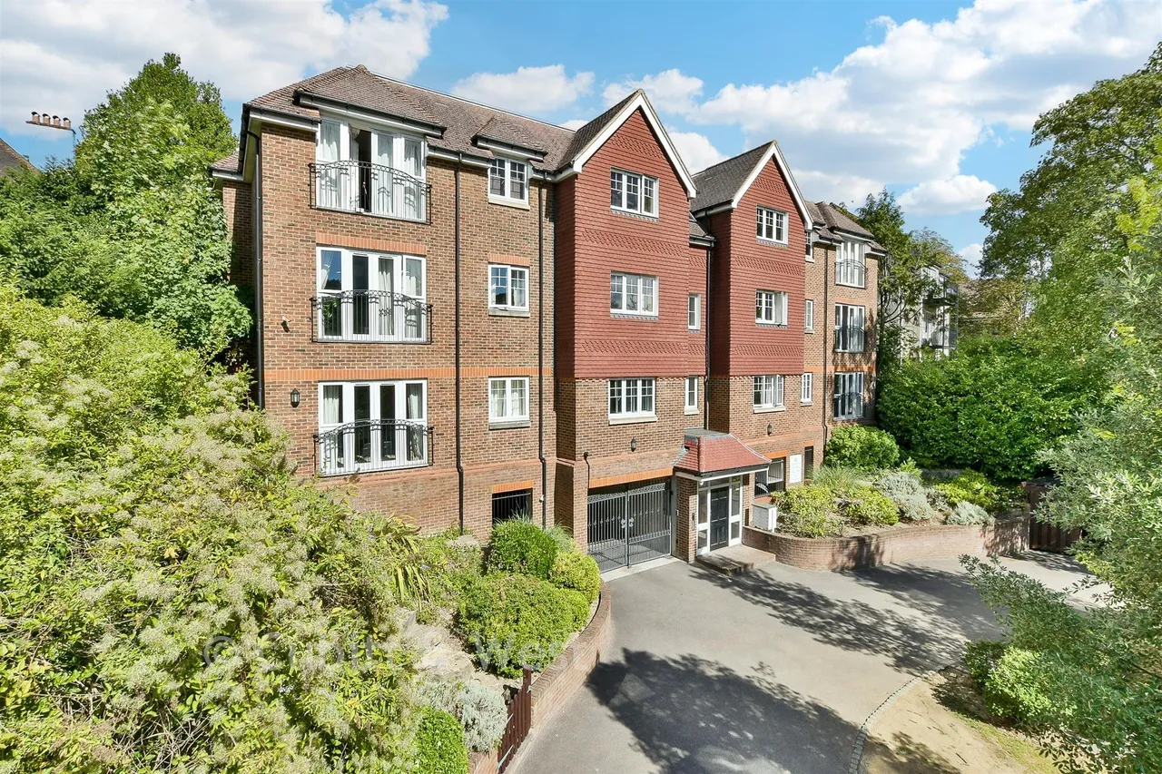 2 bed flat for sale, Plough Lane, Purley, CR8