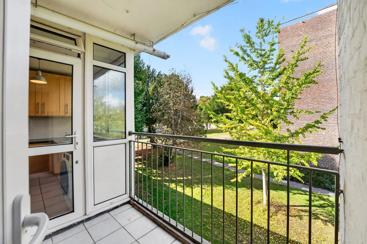 2 bed flat for sale, Winterfold Close, London, SW19