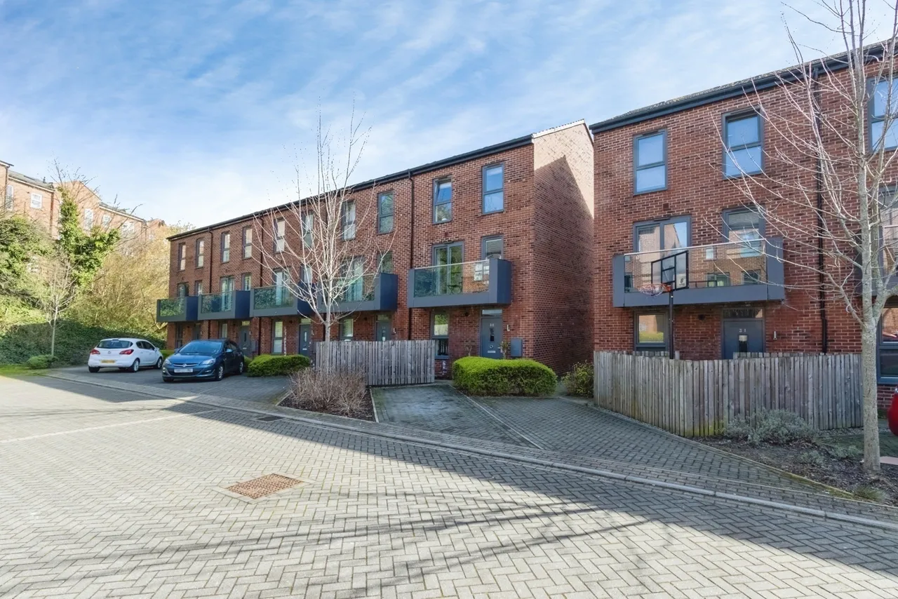 2 bed house for sale — Carnforth Avenue, Wakefield, West Yorkshire, WF1