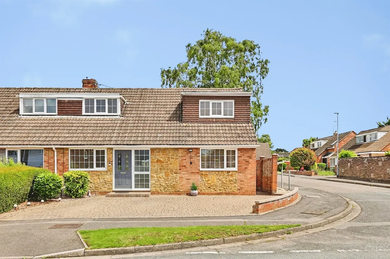4 bed house for sale — Falcutt Way, Northampton